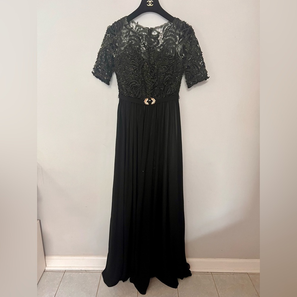 Elegant Black Lace Short-Sleeve Evening Gown with Decorative Waist